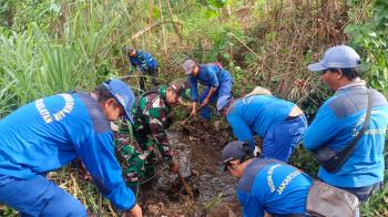 Babinsa Kodim 0504/JS Bersama Tiga Pilar dan SDA Bersihkan Parit di Kelurahan Bintaro